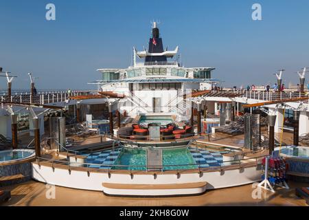 Swimmingpool auf Deck 10 des Kreuzfahrtschiffs Celebrity X Infinity im Hafen von Limassol, Zypern. Stockfoto