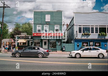 Hauptstraße in Old North Conway, New Hampshire. Bild auf analogem Film aufgenommen. Stockfoto