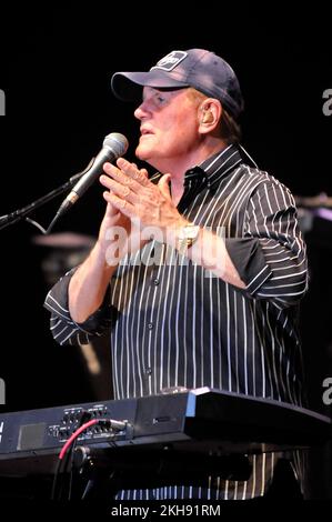 4. Oktober 2008 – Primm, Nevada, USA - Bruce Johnston von den Beach Boys tritt am 4. Oktober 2008 im Buffalo Bill's Resort & Casino in Primm, Nevada auf. (Kreditbild: © David Becker/ZUMA Press Wire) Stockfoto