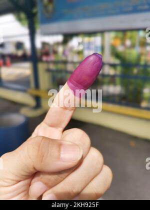 Wahlfärbung am Zeigefinger mit violetter Tinte Stockfoto