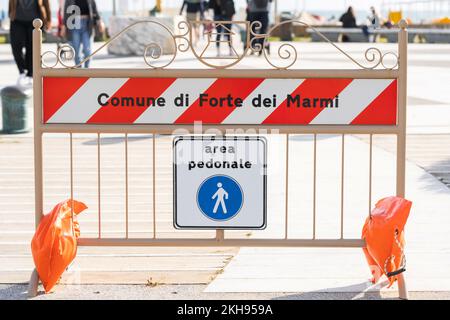 Schild für Fußgängerzone. Weißes Straßenschild auf Italienisch, das den Eingang zu einer Fußgängerzone anzeigt. Straßenschild mit dem Beschriftungsbereich Pedonale Stockfoto