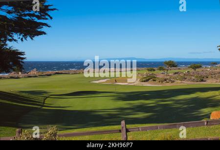 Pebble Beach, Monterey Peninsula, Kalifornien, USA - 12.. November 2022 das 6.. Grüne und 11.. Loch auf dem Shore Course des Monterey Peninsula Country Club am berühmten 17 Mile Drive, Pebble Beach, CA., USA Stockfoto