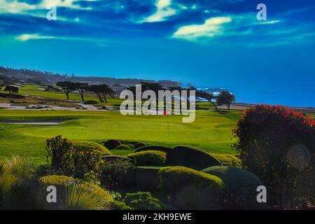 Pebble Beach, Monterey Peninsula, Kalifornien, USA - 12.. November 2022 das 6.. Grüne und 11.. Loch auf dem Golfplatz am Shore Course des Monterey Peninsula Country Club am berühmten 17 Mile Drive, Pebble Beach, CA., USA Stockfoto