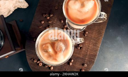 Eiskaffee in Gläsern auf dem Tisch. Stockfoto