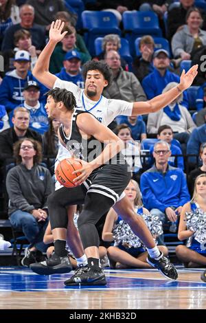 23. NOVEMBER 2022: Saint Louis Billikens Forward Jake Forrester (10) hält Paul Quinn Tigers Forward De'Auntre Davis (14) davon ab, in einem regulären Saisonspiel ins Netz zu kommen, bei dem die Paul Quinn Tigers das St. Louis Billikens. In der Chaifetz Arena in St. Louis, MO Richard Ulreich/CSM Stockfoto