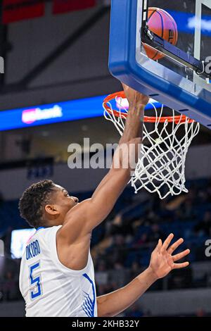 23. NOVEMBER 2022: Saint Louis Billikens Forward Francis Okoro (5) legt den Ball für zwei Punkte in einem regulären Saisonspiel, bei dem die Paul Quinn Tigers die St. Louis Billikens. In der Chaifetz Arena in St. Louis, MO Richard Ulreich/CSM Stockfoto