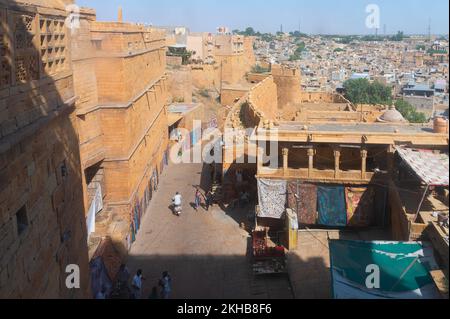 Jaisalmer,- 15.. Oktober 2019 : Außenansicht der Stadt Jaisalmer durch Sandstein, wunderschöner Jharokha, Steinfenster. Im Inneren von Rani Mahal oder Rani Stockfoto