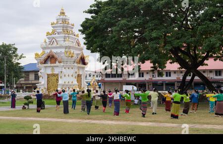 Lampang City, Thailand, 23. November 2022; Frauen führen einen Abendtanz im Park in der Nähe des Säulenschreins der Stadt Lampang auf. Stockfoto