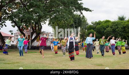 Lampang City, Thailand, 23. November 2022; Frauen führen einen Abendtanz im Park in der Nähe des Säulenschreins der Stadt Lampang auf. Stockfoto