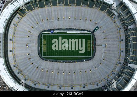 Eine allgemeine Luftaufnahme des Fußballfeldes und des Green Bay Packers-Logos auf dem Mittelfeld des Lambeau Fields, Mittwoch, 16. November 2022, in Green Ba Stockfoto