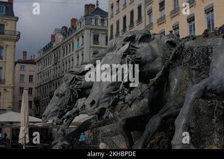 Springbrunnen, die an einem bedeckten Tag Laufpferde darstellen Stockfoto