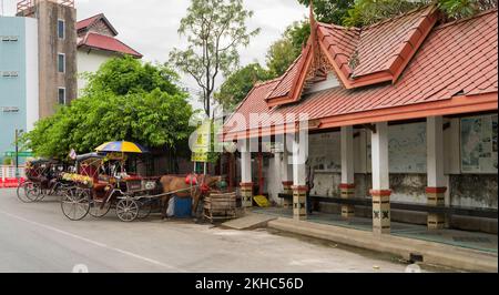 Lampang City, Thailand, 23. November 2022; Pferdekutschenstation. Traditionelle Sightseeing-Fahrzeuge sind der Wartepunkt für die Stadtbesichtigung. Stockfoto