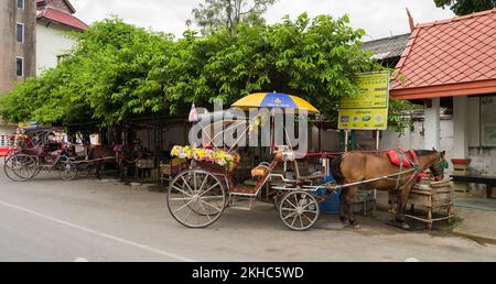 Lampang City, Thailand, 23. November 2022; Pferdekutschenstation. Traditionelle Sightseeing-Fahrzeuge sind der Wartepunkt für die Stadtbesichtigung. Stockfoto