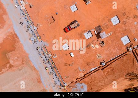 Ein Graben, der zum Gießen von Beton auf Fundamente auf einer großen Baustelle vorbereitet wird Stockfoto