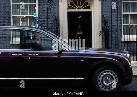 London, Großbritannien. 23.. November 2022. Präsident von Südafrika, Cyril Ramaphosas Fahrzeug in der Downing Street in London gesehen. Dies ist der erste Staatsbesuch in Großbritannien mit König Karl III. Als Monarch und der erste Staatsbesuch hier seit 2010 durch einen südafrikanischen Führer. Kredit: SOPA Images Limited/Alamy Live News Stockfoto