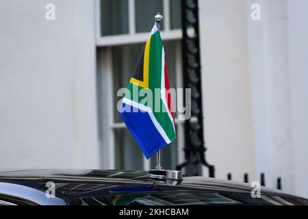 London, Großbritannien. 23.. November 2022. Eine südafrikanische Flagge hängt auf dem Fahrzeug des Präsidenten Cyril Ramaphosa in der Downing Street, London. Dies ist der erste Staatsbesuch in Großbritannien mit König Karl III. Als Monarch und der erste Staatsbesuch hier seit 2010 durch einen südafrikanischen Führer. Kredit: SOPA Images Limited/Alamy Live News Stockfoto