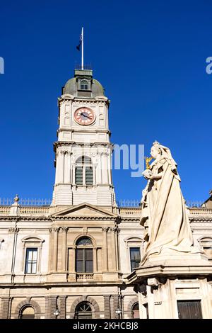 Ballarat Australia / Außenansicht des Ballarat Town Hall aus dem Jahr 1872 und des Queen Victoria Monument. Stockfoto