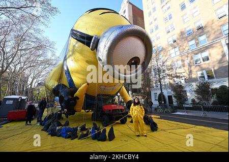 New York, USA. 23.. November 2022. Ein Mitglied des Macy's Ballon Inflation Teams posiert am Vorabend der 96.. Jährlichen Macy's Thanksgiving Day Parade auf der Upper West Side in Manhattan, New York, NY, am 23. November 2022 unter dem Ballon „Stuart the Minion“. (Foto: Anthony Behar/Sipa USA) Guthaben: SIPA USA/Alamy Live News Stockfoto