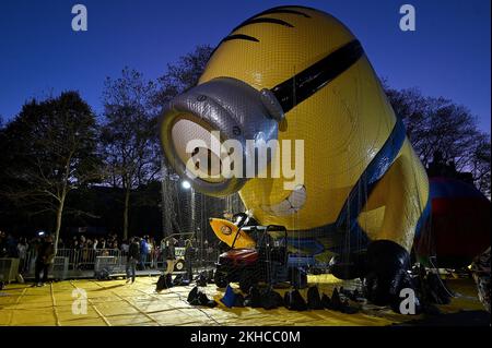 New York, USA. 23.. November 2022. Blick auf den Neuzugang, den „Stuart the Minion“ Ballon am Vorabend der 96.. Jährlichen Macy's Thanksgiving Day Parade, auf der Upper West Side in Manhattan, New York, NY, 23. November 2022. (Foto: Anthony Behar/Sipa USA) Guthaben: SIPA USA/Alamy Live News Stockfoto