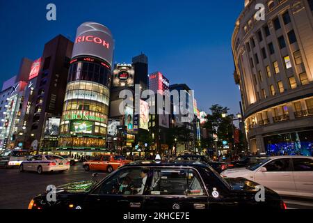 Taxis Verkehr Abenddämmerung Ginza Tokio Japan Stockfoto