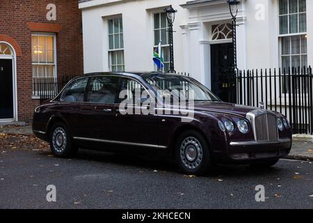 London, Großbritannien. 23.. November 2022. Präsident von Südafrika, Cyril Ramaphosas Fahrzeug in der Downing Street in London gesehen. Dies ist der erste Staatsbesuch in Großbritannien mit König Karl III. Als Monarch und der erste Staatsbesuch hier seit 2010 durch einen südafrikanischen Führer. (Foto: Tejas Sandhu/SOPA Images/Sipa USA) Guthaben: SIPA USA/Alamy Live News Stockfoto