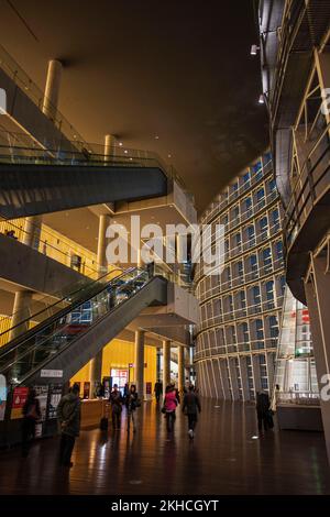 Das Interieur des National Art Center Tokyo in der Abenddämmerung in Roppongi, Tokio, Japan (Architekt Kisho Kurokawa) Stockfoto
