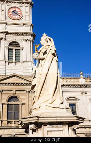 Ballarat Australia / Außenansicht des Ballarat Town Hall aus dem Jahr 1872 und des Queen Victoria Monument. Stockfoto