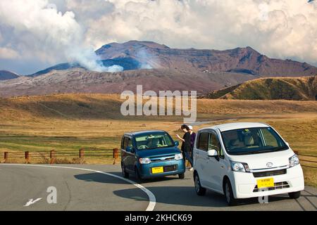 Touristen halten an, um Rauch und Dampf vom Mt. Vulkan Aso, Kumamoto, Japan Stockfoto