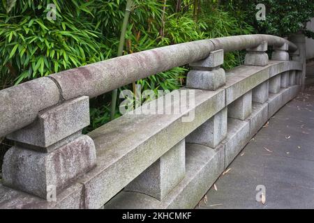 Traditionelle Steinbrücke am Togo-Schrein in Harajuku, Tokio, Japan Stockfoto