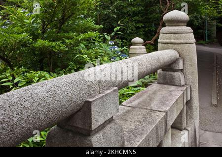 Traditionelle Steinbrücke am Togo-Schrein in Harajuku, Tokio, Japan Stockfoto