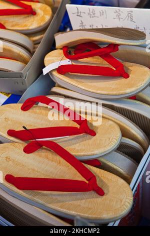 Traditionelle Hausschuhe zum Verkauf in Nakanobu, Tokio, Japan Stockfoto