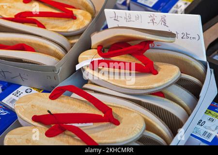 Traditionelle Hausschuhe zum Verkauf in Nakanobu, Tokio, Japan Stockfoto