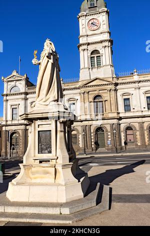 Ballarat Australia / Außenansicht des Ballarat Town Hall aus dem Jahr 1872 und des Queen Victoria Monument. Stockfoto