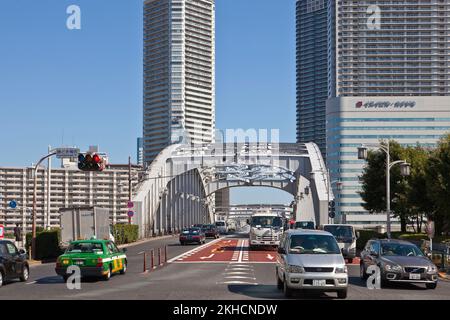 Verkehr auf der Kachidoki-Brücke in Tsukiji, Tokio, Japan Stockfoto