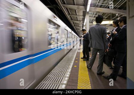 Der Zug kommt am Bahnhof in der Nähe von Tokio Japan an Stockfoto