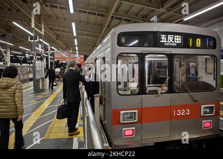 Zug am Bahnhof Tokyu Ikegami Line Ota Tokyo Japan Stockfoto