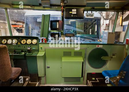 Ein Blick in das Führerhaus eines Zuges in Ueno Station, Tokio, Japan Stockfoto