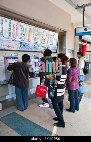 Zugpassagiere Fahrkartenautomat Kawasaki Japan V. Stockfoto