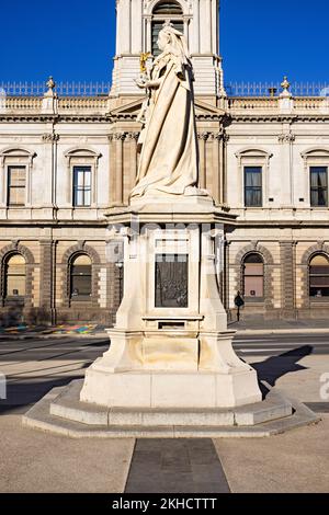 Ballarat Australia / Außenansicht des Ballarat Town Hall aus dem Jahr 1872 und des Queen Victoria Monument. Stockfoto