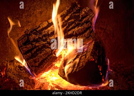 Brennendes Holz im Kamin, Feuerholz, offenes Feuer, Kamin, glühende Holzkohle, Hitze, Feuer, Glut, Rauch, feiner Staub, Deutschland, Europa Stockfoto