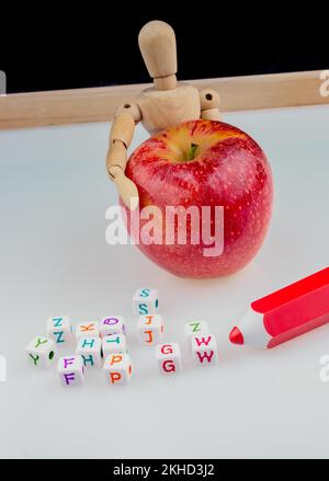 Zurück zum Thema Schule mit einem roten Apfel Stockfoto