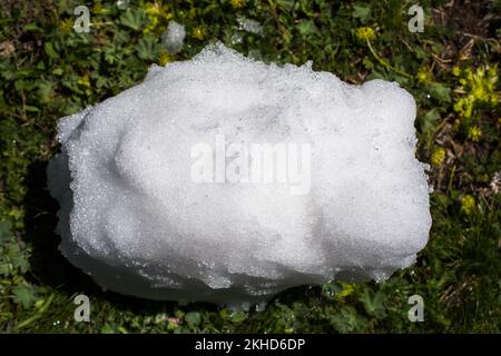 Wenig Schnee im grünen Rasen Hintergrund setzen Stockfoto