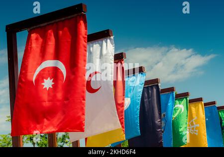 Flaggen der 16 großen Türkischen Imperien in der Geschichte Stockfoto