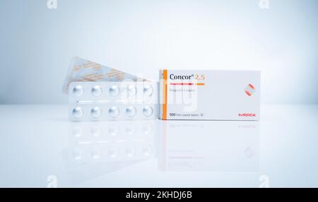 CHONBURI, THAILAND-AUGUST 21, 2022 : Concor 2,5 Produkt von Merck in Papierkartonverpackungen auf weißem Hintergrund. Bisoprolol-Filmtabletten. Medizin Stockfoto