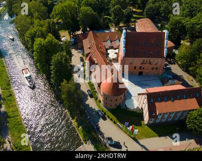 Boot auf dem Kanal zwischen dem Kisajno-See, dem Kissain-See und dem Niegocin-See, dem Löwentin-See, der rechten Burg, Gizycko, Lötzen, Warminsko-Mazurskie, Warmia-Masurien, Stockfoto