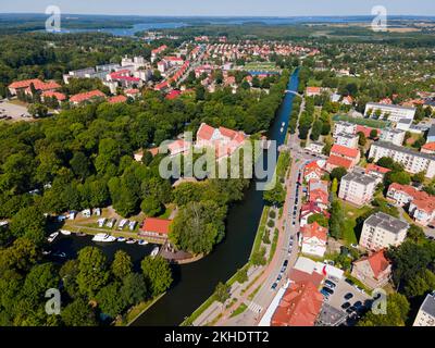 Boot auf dem Kanal zwischen Kisajno-See, Kissain-See und Niegocin-See, Löwentin-See, Drehbrücke, linkes Schloss, Gizycko, Lötzen, Warminsko-Mazurskie, Wa Stockfoto