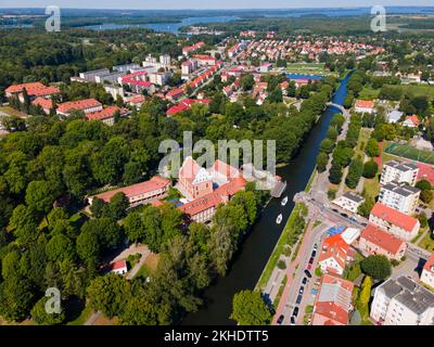 Boot auf dem Kanal zwischen Kisajno-See, Kissain-See und Niegocin-See, Löwentin-See, Drehbrücke, linkes Schloss, Gizycko, Lötzen, Warminsko-Mazurskie, Wa Stockfoto