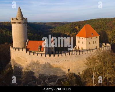 Drohnenfoto, Burg Kokorin, Naturschutzgebiet Kokorínský, Daubianische Schweiz, Okres Melník Bezirk, Melnik, Mittelböhmen, Tschechische Republik Stockfoto