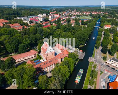 Boot auf dem Kanal zwischen Kisajno-See, Kissain-See und Niegocin-See, Löwentin-See, Drehbrücke, linkes Schloss, Gizycko, Lötzen, Warminsko-Mazurskie, Wa Stockfoto