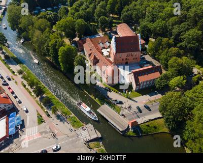 Boot auf dem Kanal zwischen Kisajno-See, Kissain-See und Niegocin-See, Löwentin-See, Drehbrücke, Schloss auf der rechten Seite, Gizycko, Lötzen, Warminsko-Mazur Stockfoto